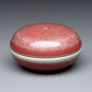 A Chinese peachbloom-glazed ink paste box and cover, Kangxi mark and of the period — photo 1