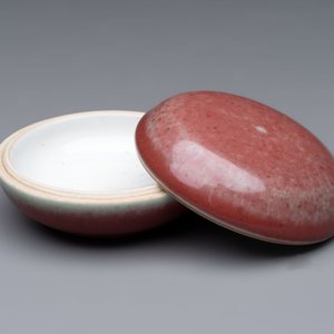 A Chinese peachbloom-glazed ink paste box and cover, Kangxi mark and of the period — photo 2