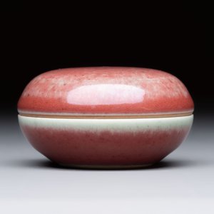A Chinese peachbloom-glazed ink paste box and cover, Kangxi mark and of the period — photo 3
