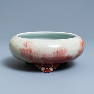 A Chinese peachbloom-glazed tripod censer, 18/19th C. — 照片 1