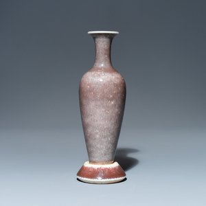 A Chinese peachbloom-glazed vase on stand, Kangxi mark, 19/20th C. — 照片 1