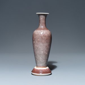 A Chinese peachbloom-glazed vase on stand, Kangxi mark, 19/20th C. — 照片 2
