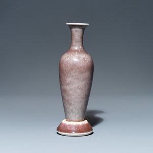 A Chinese peachbloom-glazed vase on stand, Kangxi mark, 19/20th C. — 照片 4