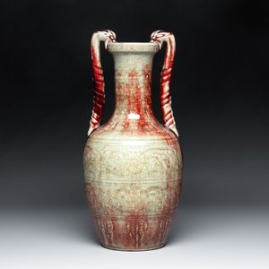 A Chinese peachbloom-glazed vase with dragon-form handles, 18th C. — photo 3