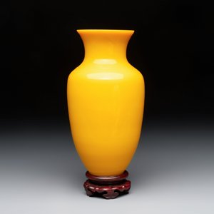 A Chinese Peking yellow glass vase on wooden stand, 19th C. — photo 2