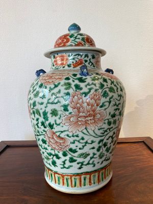 A Chinese 'peony scroll' famille verte vase and cover, Kangxi — 照片 1
