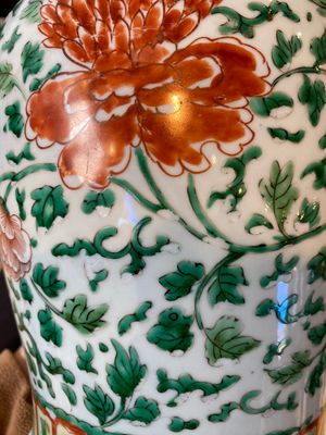A Chinese 'peony scroll' famille verte vase and cover, Kangxi — 照片 11