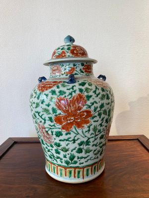 A Chinese 'peony scroll' famille verte vase and cover, Kangxi — 照片 2