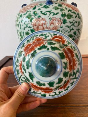A Chinese 'peony scroll' famille verte vase and cover, Kangxi — 照片 4