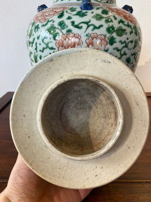 A Chinese 'peony scroll' famille verte vase and cover, Kangxi — 照片 5