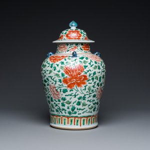 A Chinese 'peony scroll' famille verte vase and cover, Kangxi — 照片 1