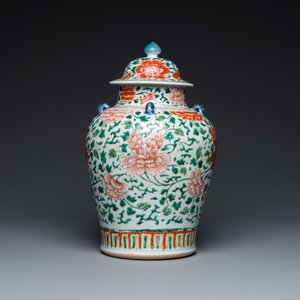 A Chinese 'peony scroll' famille verte vase and cover, Kangxi — 照片 2