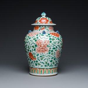 A Chinese 'peony scroll' famille verte vase and cover, Kangxi — 照片 4
