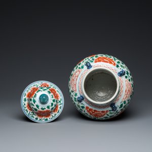 A Chinese 'peony scroll' famille verte vase and cover, Kangxi — 照片 5