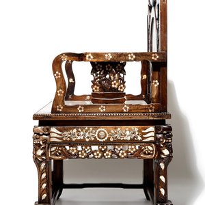 A Chinese Peranakan or Nyonya mother of pearl and marble inset hongmu chair, 19th C. — photo 3