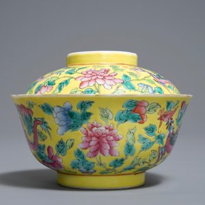 A Chinese Peranakan or Straits market famille rose yellow ground 'dragon and phoenix' bowl and cover, 19th C. — photo 4