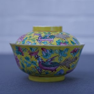 A Chinese Peranakan or Straits market famille rose yellow ground 'dragon and phoenix' bowl and cover, 19th C. — photo 8