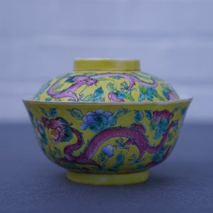 A Chinese Peranakan or Straits market famille rose yellow ground 'dragon and phoenix' bowl and cover, 19th C. — photo 9