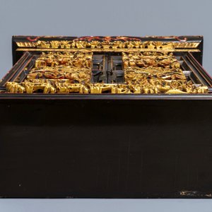 A Chinese Peranakan or Straits market gilded and lacquered altar cabinet, 19th C. — 照片 6