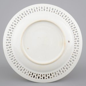 A Chinese pierced European subject Meissen style export porcelain plate, 18th C. — foto 2