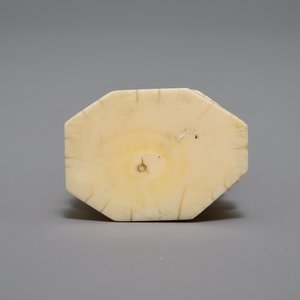A Chinese pierced ivory basket and a small group of a lady with child, 19th C. — 照片 12