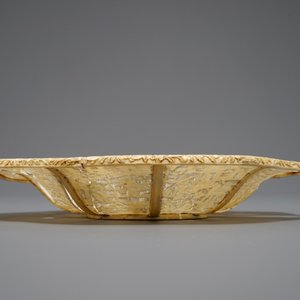 A Chinese pierced ivory basket and a small group of a lady with child, 19th C. — 照片 4