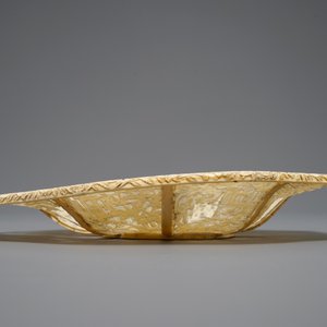 A Chinese pierced ivory basket and a small group of a lady with child, 19th C. — 照片 5