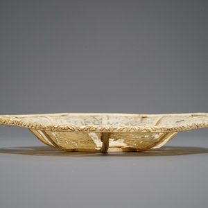 A Chinese pierced ivory basket and a small group of a lady with child, 19th C. — 照片 6