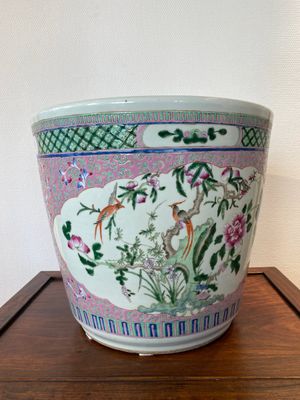 A Chinese pink-ground famille rose jardinière, 19th C. — 照片 3