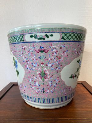 A Chinese pink-ground famille rose jardinière, 19th C. — 照片 4