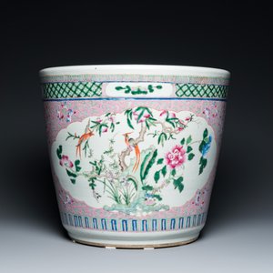A Chinese pink-ground famille rose jardinière, 19th C. — 照片 2