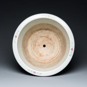 A Chinese pink-ground famille rose jardinière, 19th C. — 照片 6
