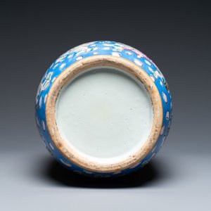 A Chinese pink-ground famille rose rouleau vase, 19th C. — 照片 6