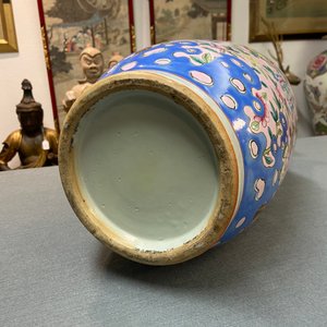 A Chinese pink-ground famille rose rouleau vase, 19th C. — 照片 9