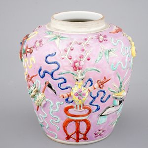 A Chinese pink ground relief-decorated ginger jar, 19th C. — photo 1