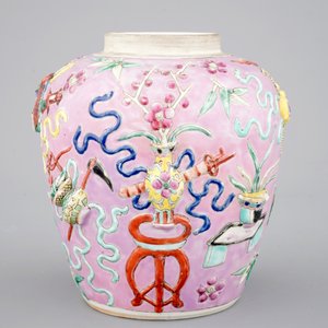 A Chinese pink ground relief-decorated ginger jar, 19th C. — photo 2