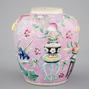 A Chinese pink ground relief-decorated ginger jar, 19th C. — photo 4