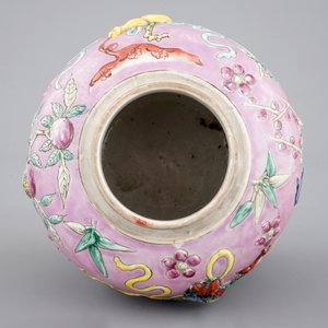 A Chinese pink ground relief-decorated ginger jar, 19th C. — photo 6
