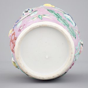 A Chinese pink ground relief-decorated ginger jar, 19th C. — photo 7