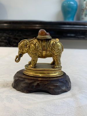 A Chinese pink quartz-inset gilt bronze elephant, 18th C. — photo 2