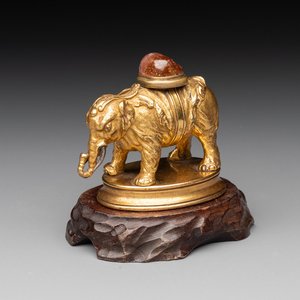 A Chinese pink quartz-inset gilt bronze elephant, 18th C. — photo 1