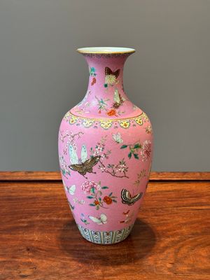 A Chinese pink-sgraffito-ground famille rose 'butterfly' vase, Qianlong mark and possibly of the period — 照片 1