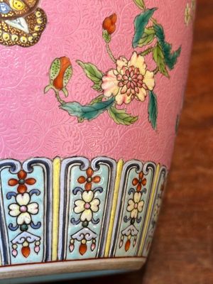 A Chinese pink-sgraffito-ground famille rose 'butterfly' vase, Qianlong mark and possibly of the period — 照片 12