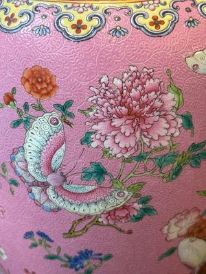 A Chinese pink-sgraffito-ground famille rose 'butterfly' vase, Qianlong mark and possibly of the period — 照片 9
