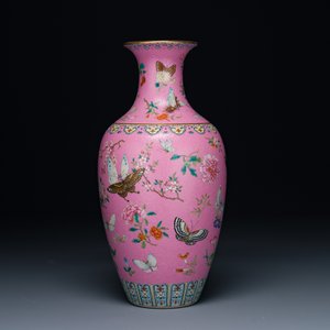 A Chinese pink-sgraffito-ground famille rose 'butterfly' vase, Qianlong mark and possibly of the period — 照片 4