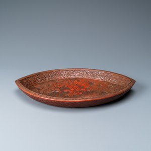 A Chinese pointed oval red cinnabar lacquer 'peacock' tray, three-character mark, Qianlong — 照片 1