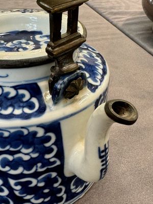 A Chinese polished purple Yixing stoneware covered teapot for the Thai market and a blue and white covered teapot, 19th C. — photo 11