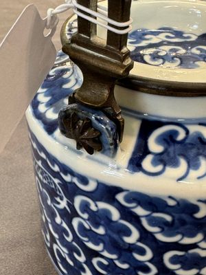 A Chinese polished purple Yixing stoneware covered teapot for the Thai market and a blue and white covered teapot, 19th C. — photo 12