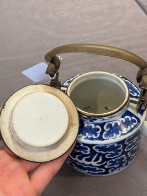 A Chinese polished purple Yixing stoneware covered teapot for the Thai market and a blue and white covered teapot, 19th C. — photo 13