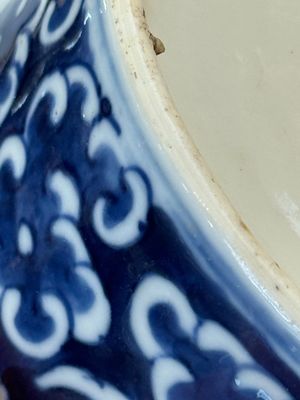 A Chinese polished purple Yixing stoneware covered teapot for the Thai market and a blue and white covered teapot, 19th C. — photo 15